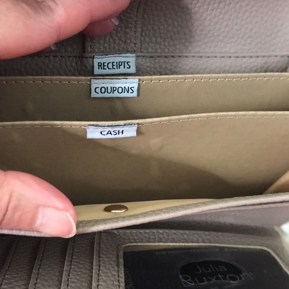 🌸NEW🌸 Julia Buxton RFID Reader Shield Flower Wallet - Picture 6 of 16